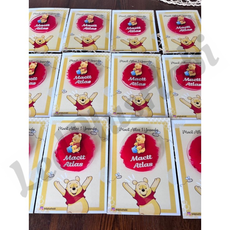 Kartlı - Ayı Winnie Temalı Figürlü Kırmızı Pleksi Magnet